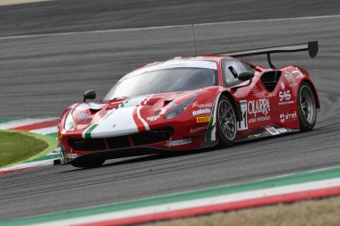 Mugello Pisti, İtalya - 2 Ekim 2020: AF Corse takımından Ferrari 488 GT3 Roda Giorgio - Rovera Alessio, İtalya Şampiyonası 'nın Mugello Pisti' ndeki Qualifyng oturumu sırasında görev başında.