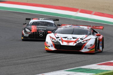 Mugello Pisti, İtalya - 2 Ekim 2020: Cazzaniga Riccardo tarafından sürülen LP Racing Takımı 'ndan Lamborghini Huracan GT3 - Marcucci Lorenzo, İtalya Şampiyonası' nın Mugello Pisti 'ndeki ön eleme oturumunda görev başındaydı..