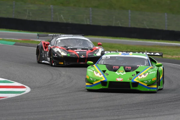 Mugello Pisti, İtalya - 2 Ekim 2020: Vincenzo Sospiri Takımı 'ndan Lamborghini Huracan GT3 Evo Kroes Danny - Pulcini Leonardo CI GT' nin ön eleme oturumunda yarışa katıldı.