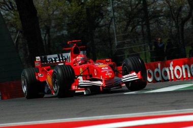 Imola, İtalya - 23 Nisan 2005: F1 Dünya Şampiyonası. San Marino Grand Prix, Michael Schumacher Ferrari F2005 antrenmanı sırasında.