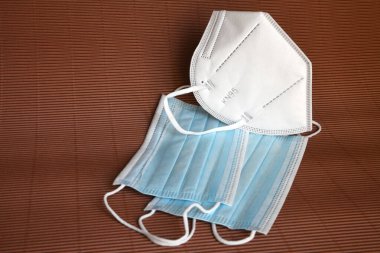 2.5 ve Corona virüslerini korumak için cerrahi mavi maske ve beyaz KN95 veya N95 maskesi. Virüsün yayılmasını önlemek ve salgın COVID-19.