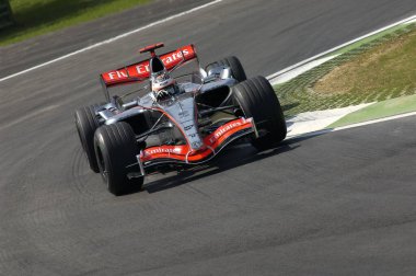 Imola, İtalya - 23 Nisan 2006: F1 Dünya Şampiyonası. San Marino Grand Prix, Kimi Raikkonen antrenman sırasında McLaren MP4-21 'de.