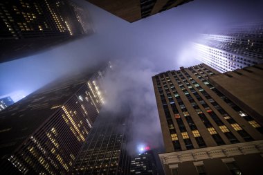 New York, bize - 30 Mart 2018: ağır sis tarafından gece New York'ta gizlenmiş gökdelenler