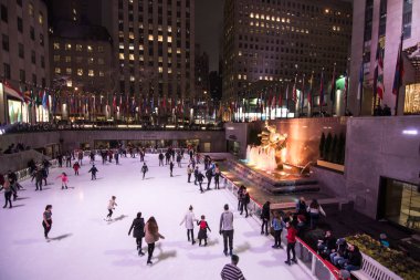 New York, bize - 30 Mart 2018: İnsanlar New York'ta gece Rockfeller merkezi buz pateni