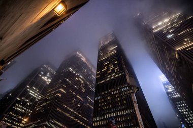 New York, bize - 30 Mart 2018: ağır sis tarafından gece New York'ta gizlenmiş gökdelenler