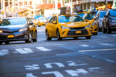 New York, bize - 31 Mart 2018: Güneşli bir günde New York'ta trafik görüldüğü gibi ünlü sarı taksiler