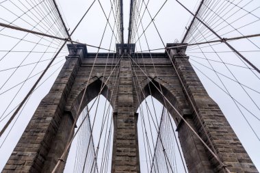 Brooklyn bridge kemerleri ve süspansiyon teller