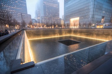 New York, bize - 29 Mart 2018: Ünlü Dünya Ticaret Merkezi New York'ta gece yoğun bir sis altında