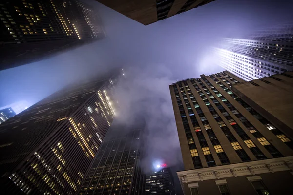 New York, bize - 30 Mart 2018: ağır sis tarafından gece New York'ta gizlenmiş gökdelenler