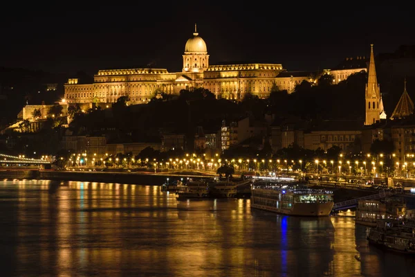 Várnegyed és a Duna folyó éjjel, Budapest, Magyarország — Stock Fotó