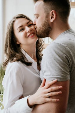 Romantik genç çift mutfakta birlikte yemek pişiriyor, birlikte harika vakit geçiriyorlar..