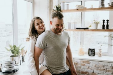 Romantik genç çift mutfakta birlikte yemek pişiriyor, birlikte harika vakit geçiriyorlar..