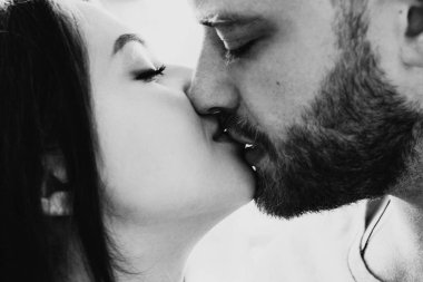 Romantik genç çift mutfakta birlikte yemek pişiriyor, birlikte harika vakit geçiriyorlar..
