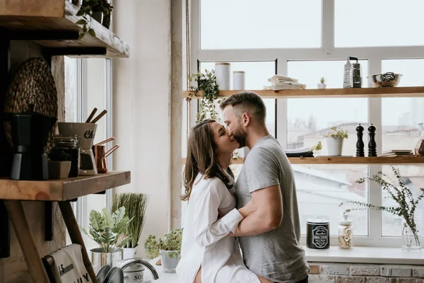 Romantiskt ungt par matlagning tillsammans i köket, har en fantastisk tid tillsammans. — Stockfoto