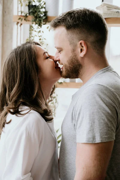 Romantica giovane coppia che cucina insieme in cucina, divertendosi insieme. — Foto Stock