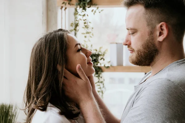 Romántica pareja joven cocinando juntos en la cocina, pasando un buen rato juntos. —  Fotos de Stock