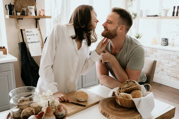 Ρομαντικό νεαρό ζευγάρι που μαγειρεύουν μαζί στην κουζίνα, περνώντας υπέροχα μαζί. — Φωτογραφία Αρχείου