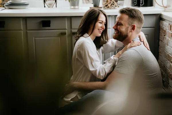 Romántica pareja joven cocinando juntos en la cocina. La chica de la camisa blanca. Desayuno juntos . —  Fotos de Stock