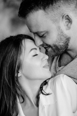 Yatak odasında aşık bir çift. İnce esmer. Şık iç mekan.