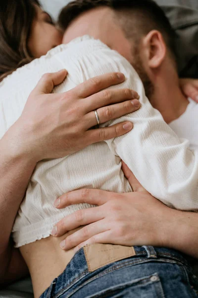 Um casal apaixonado no quarto. Morena esbelta. Interior elegante . — Fotografia de Stock