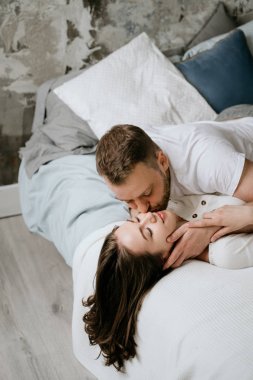 Yatak odasında aşık bir çift. İnce esmer. Şık iç mekan.