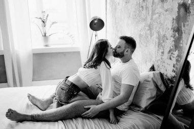 Yatak odasında aşık bir çift. İnce esmer. Şık iç mekan.