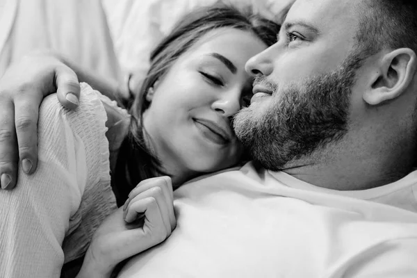 Pareja enamorada en el dormitorio. Morena delgada. Interior con estilo . —  Fotos de Stock