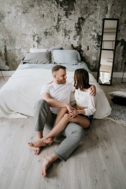 Yatak odasında aşık bir çift. İnce esmer. Şık iç mekan.