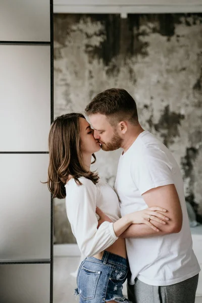 Um casal apaixonado no quarto. Morena esbelta. Interior elegante . — Fotografia de Stock