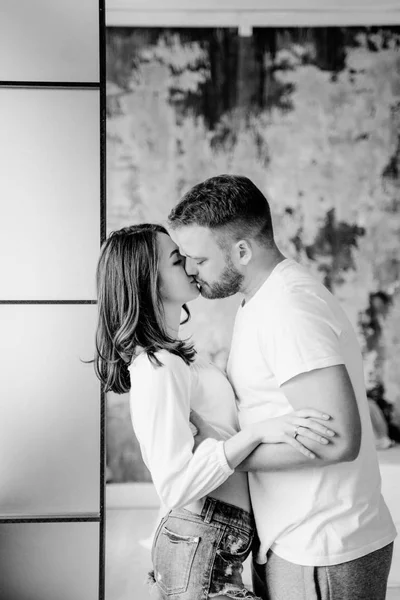 Couple amoureux dans la chambre. Brune mince. Intérieur élégant . — Photo