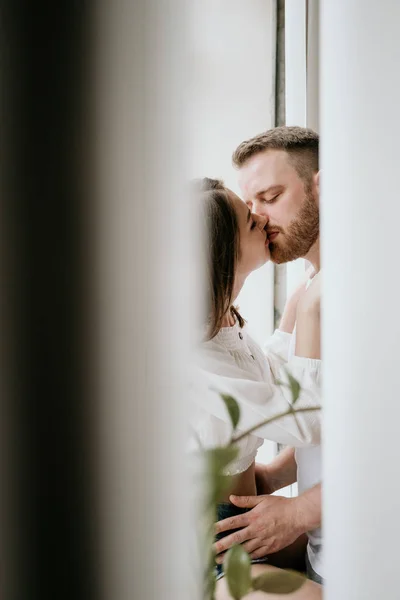 Verliebtes Paar im Schlafzimmer. schlanke Brünette. stilvolles Interieur. — Stockfoto