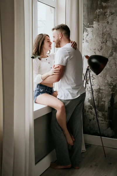Par i kärlek i sovrummet. Smal brunett. Snygg inredning. — Stockfoto