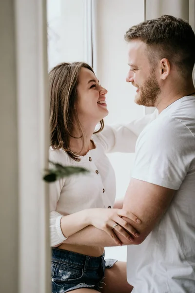 Pareja enamorada en el dormitorio. Morena delgada. Interior con estilo . — Foto de Stock