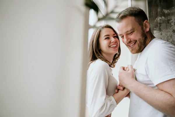 Verliebtes Paar im Schlafzimmer. schlanke Brünette. stilvolles Interieur. — Stockfoto