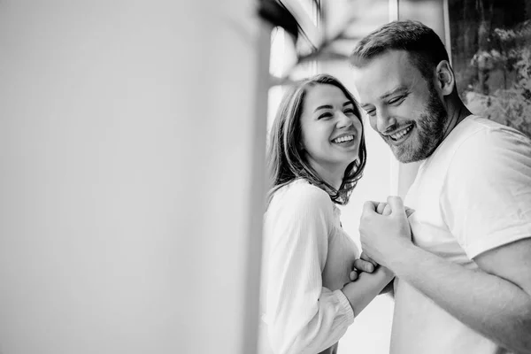 Verliebtes Paar im Schlafzimmer. schlanke Brünette. stilvolles Interieur. — Stockfoto