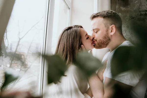 Verliebtes Paar im Schlafzimmer. schlanke Brünette. stilvolles Interieur. — Stockfoto