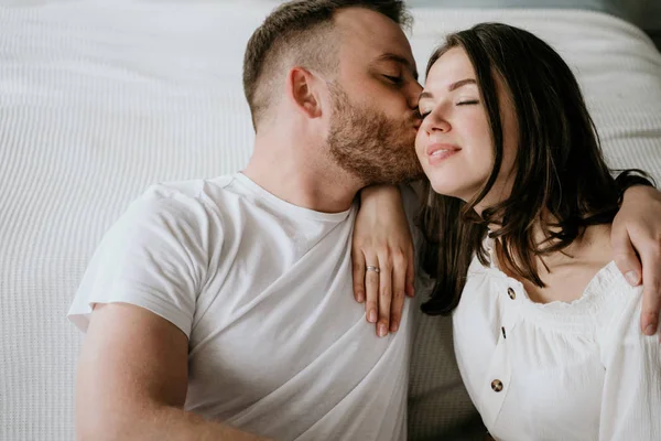 Couple amoureux dans la chambre. Brune mince. Intérieur élégant . — Photo