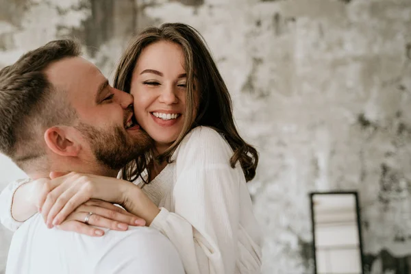 Um casal apaixonado no quarto. Morena esbelta. Interior elegante . — Fotografia de Stock