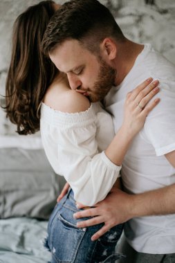 Yatak odasında aşık bir çift. İnce esmer. Şık iç mekan.