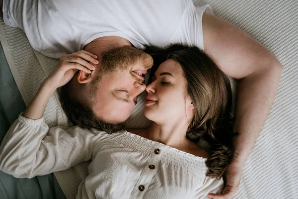 Pareja enamorada en el dormitorio. Morena delgada. Interior con estilo . —  Fotos de Stock