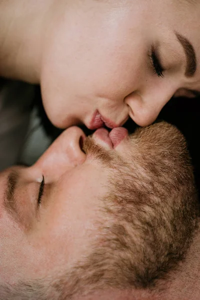 Couple amoureux dans la chambre. Brune mince. Intérieur élégant . — Photo