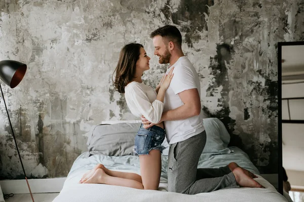 Pareja enamorada en el dormitorio. Morena delgada. Interior con estilo . —  Fotos de Stock