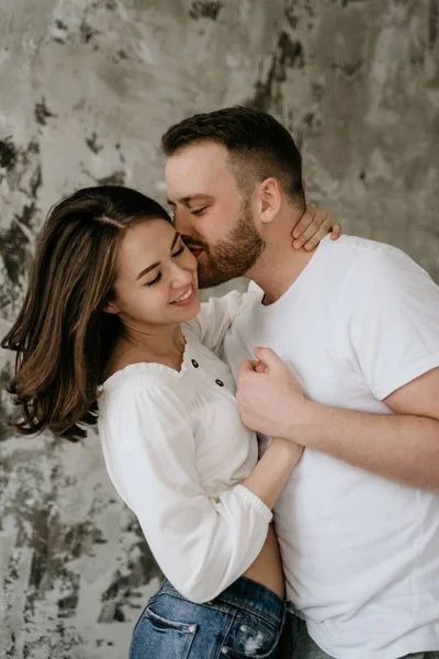 Couple amoureux dans la chambre. Brune mince. Intérieur élégant . — Photo