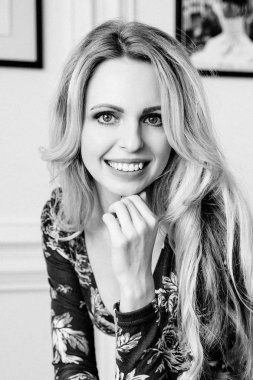 Desenleri ile kısa yeşil elbiseli sarışın. beyaz bir stüdyoda güzel kız.