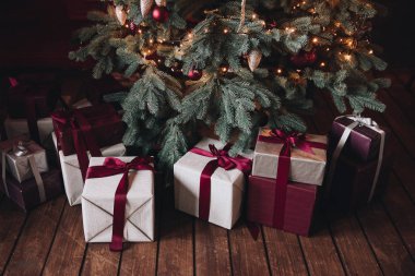 Yeni yıl süslemeleri. Noel ev dekorasyon fikirleri.