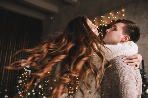 Coppia sul letto in camera da letto. Interno scuro. Capodanno e Natale. Abbracci e baci. Con amore. Maglione bianco e calzini alti. Incontro romantico. Un appuntamento amanti. — Foto Stock