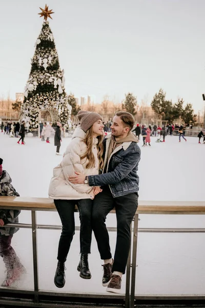 Koppel Meisje Jongen Schaatsen Buiten Schaatsbaan — Stockfoto