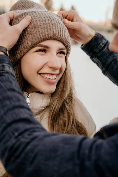 Una Chica Está Mirando Novio Invierno Aire Libre — Foto de Stock