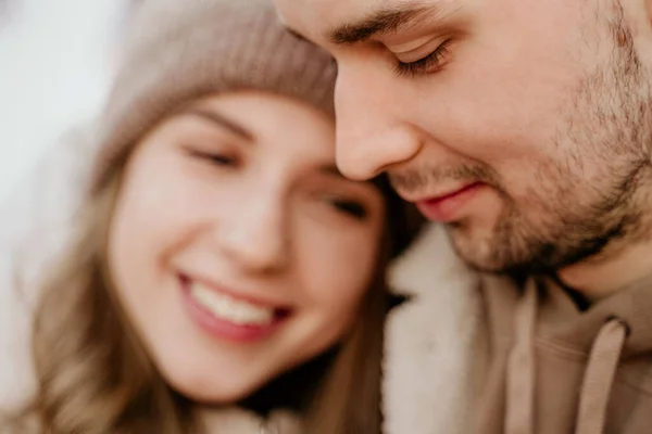 Abrazo Pareja Invierno Aire Libre — Foto de Stock