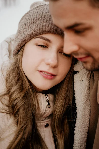 Abrazo Pareja Invierno Aire Libre — Foto de Stock